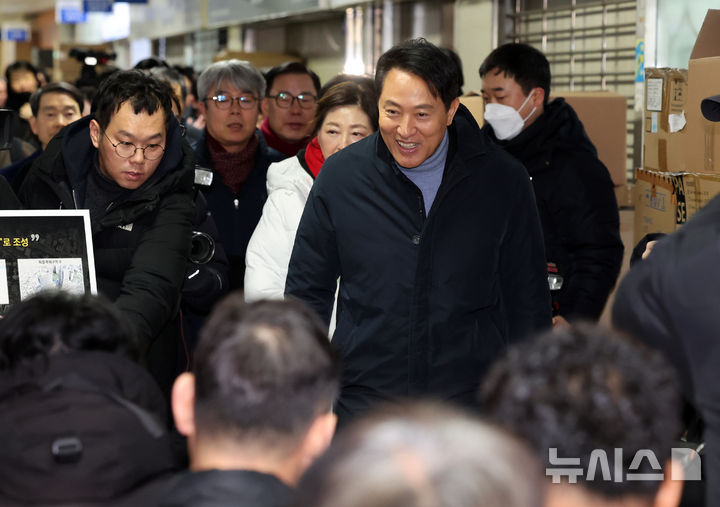 [서울=뉴시스] 배훈식 기자 = 용산전자상가 현장 방문에 나선 오세훈 서울시장이 22일 오전 서울 용산구 선인상가에서 상가 소유자, 상인 및 지역주민과 인사하고 있다. 2026.01.22. dahora83@newsis.com