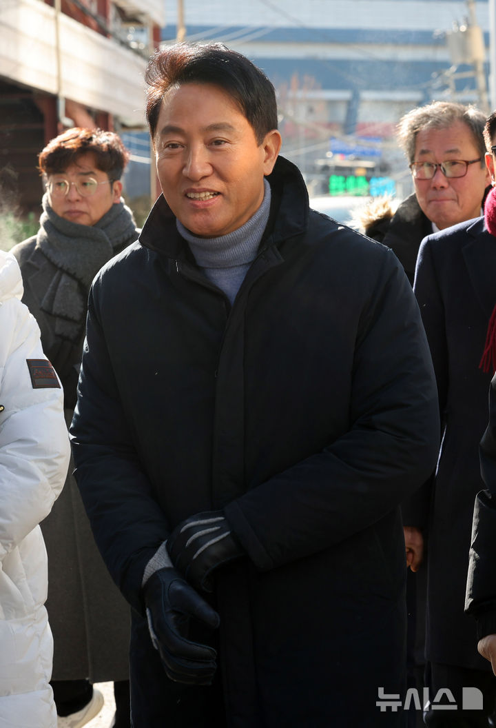 [서울=뉴시스] 배훈식 기자 = 오세훈 서울시장이 22일 오전 서울 용산구 용산전자상가 현장 방문을 하고 있다. 2026.01.22. dahora83@newsis.com