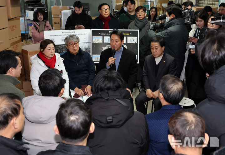 [서울=뉴시스] 배훈식 기자 = 용산전자상가 현장 방문에 나선 오세훈 서울시장이 22일 오전 서울 용산구 선인상가에서 상가 소유자, 상인 및 지역주민 등과 간담회를 하고 있다. 2026.01.22. dahora83@newsis.com