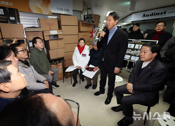 용산전자상가 일대 찾은 오세훈 시장 "신산업 핵심 거점으로 육성할 것" [뉴시스Pic]