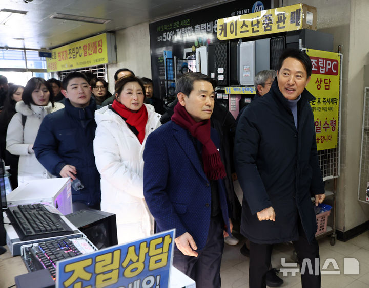 [서울=뉴시스] 배훈식 기자 = 오세훈 서울시장이 22일 오전 서울 용산구 선인상가를 둘러보고 있다. 2026.01.22. dahora83@newsis.com