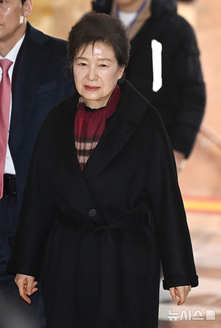 [서울=뉴시스] 김명년 기자 = 박근혜 전 대통령이 22일 서울 여의도 국회 로텐더홀에서 통일교게이트·더불어민주당공천뇌물 '쌍특검' 수용을 요구하며 8일째 단식 중인 장동혁 국민의힘 대표를 찾아가고 있다. (공동취재) 2026.01.22. photo@newsis.com