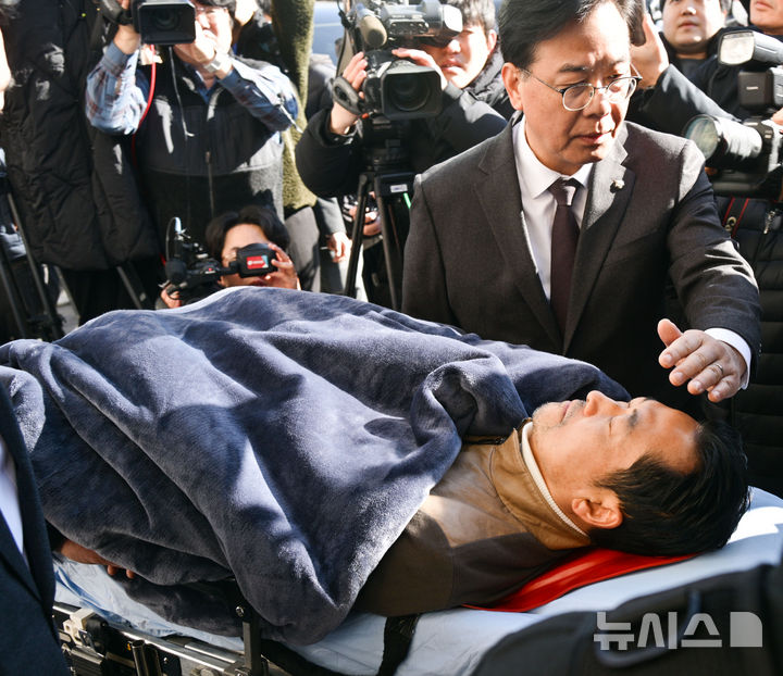 장동혁, 8일만 단식 중단…"李 폭정 향한 탄식 들불처럼 타오를 것"(종합)