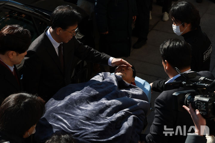 [서울=뉴시스] 고승민 기자 = 여드레째 단식농성을 이어 온 장동혁 국민의힘 대표가 22일 서울 여의도 국회에서 병원으로 이송되고 있다. 송언석 원내대표 등이 햇빛을 가려주고 있다. 2026.01.22. kkssmm99@newsis.com