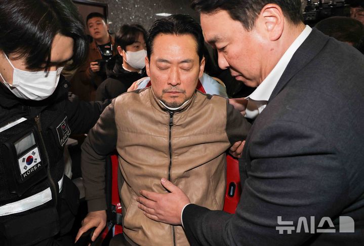 [서울=뉴시스] 김명년 기자 = 장동혁 국민의힘 대표가 22일 서울 여의도 국회에서 통일교·공천헌금 '쌍특검' 수용 촉구 단식을 마치고 병원 이송을 위해 환자 이송용 침대에 오르고 있다.(공동취재) 2026.01.22. photo@newsis.com