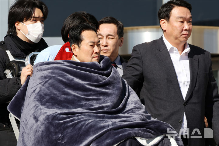 [서울=뉴시스] 고승민 기자= '통일교·공천헌금' 쌍특검법 수용을 촉구하며 단식을 시작한 장동혁 국민의힘 대표가 22일 서울 여의도 국회에서 단식 8일 만에 박근혜 전 대통령의 단식 중단 권고를 받아들이며 단식을 중단하고 병원으로 이송되고 있다.(공동취재) 2026.01.22. photo@newsis.com