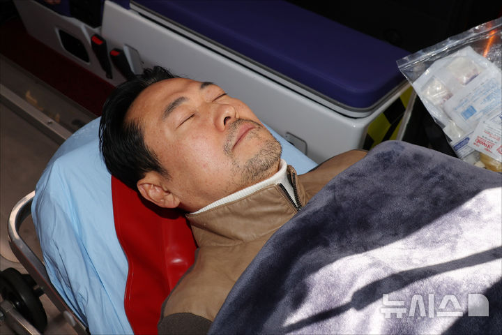 [서울=뉴시스] 고승민 기자= '통일교·공천헌금' 쌍특검법 수용을 촉구하며 단식을 시작한 장동혁 국민의힘 대표가 22일 서울 여의도 국회에서 단식 8일 만에 박근혜 전 대통령의 단식 중단 권고를 받아들이며 단식을 중단하고 병원으로 이송되고 있다.(공동취재) 2026.01.22. photo@newsis.com