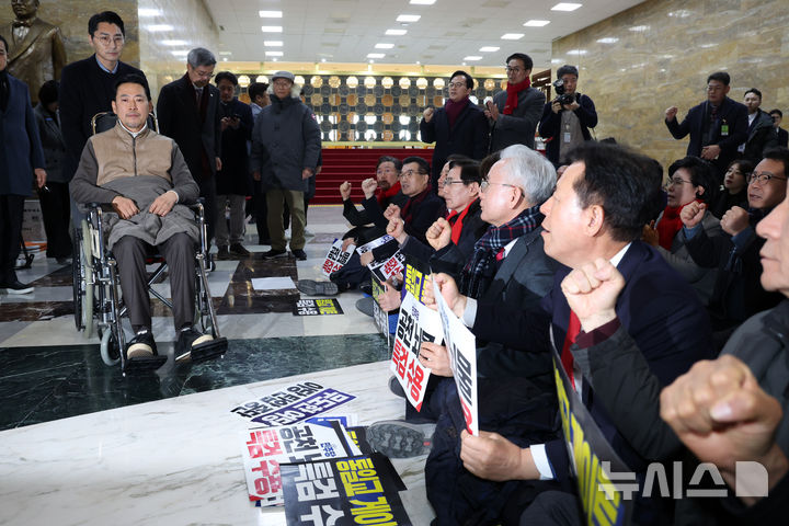 [서울=뉴시스] 김명년 기자 = 장동혁 국민의힘 대표가 22일 서울 여의도 국회에서 통일교·공천헌금 '쌍특검' 수용 촉구 단식을 마치고 지지자들의 응원을 받으며 이동하고 있다.(공동취재) 2026.01.22. photo@newsis.com