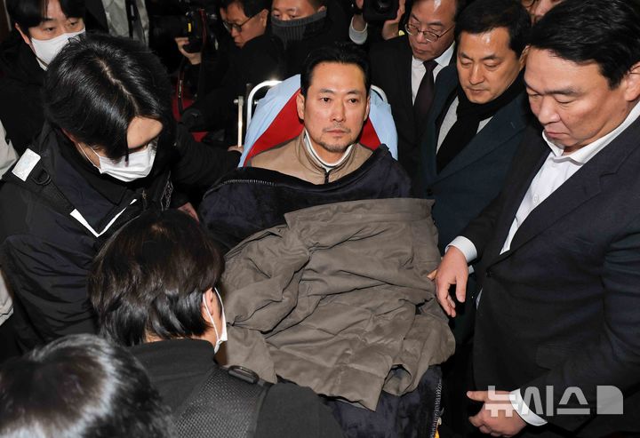 [서울=뉴시스] 김명년 기자 = 장동혁 국민의힘 대표가 22일 서울 여의도 국회에서 통일교·공천헌금 '쌍특검' 수용 촉구 단식을 마치고 환자 이송용 침대에 누워 이동하고 있다.(공동취재) 2026.01.22. photo@newsis.com