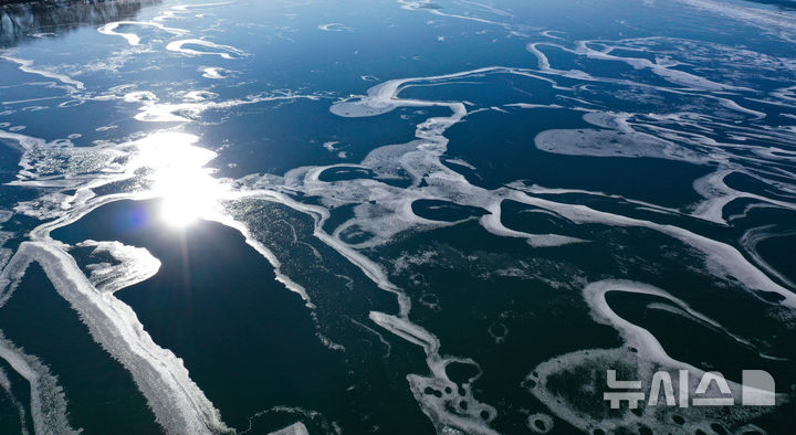 [서울=뉴시스] 황준선 기자 = 한파가 지속되고 있는 22일 서울 강동구 광나루 한강변의 강물이 얼어 있다. 2026.01.22. hwang@newsis.com