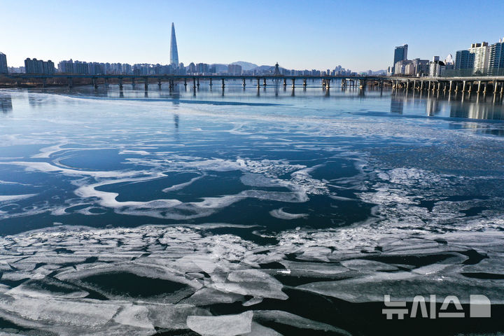 [서울=뉴시스] 황준선 기자 = 한파가 지속되고 있는 22일 서울 강동구 광나루 한강변의 강물이 얼어 있다. 2026.01.22. hwang@newsis.com