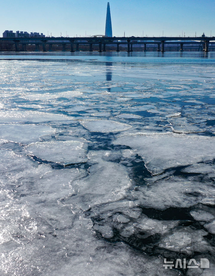 [서울=뉴시스] 황준선 기자 = 한파가 지속되고 있는 22일 서울 강동구 광나루 한강변의 강물이 얼어 있다. 2026.01.22. hwang@newsis.com