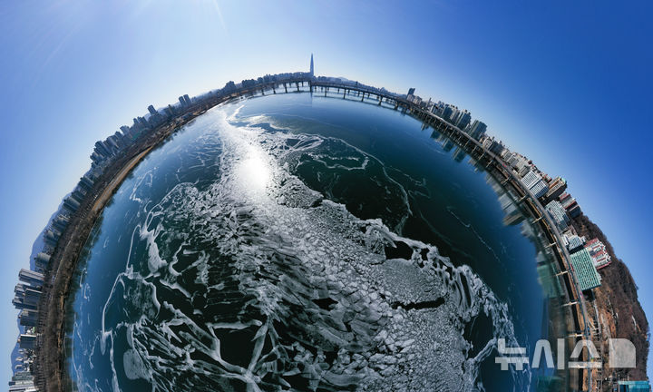 [서울=뉴시스] 황준선 기자 = 한파가 지속되고 있는 22일 서울 강동구 광나루 한강변의 강물이 얼어 있다. (파노라마 촬영) 2026.01.22. hwang@newsis.com