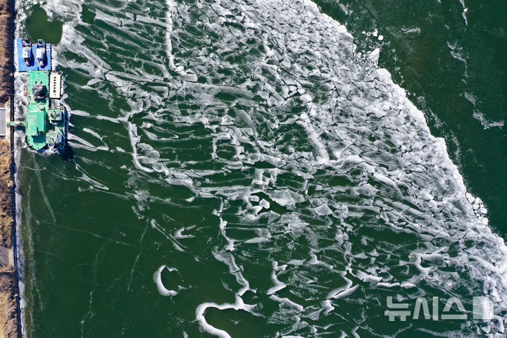 [서울=뉴시스] 황준선 기자 = 한파가 지속되고 있는 22일 서울 강동구 광나루 한강변의 강물이 얼어 있다. 2026.01.22. hwang@newsis.com