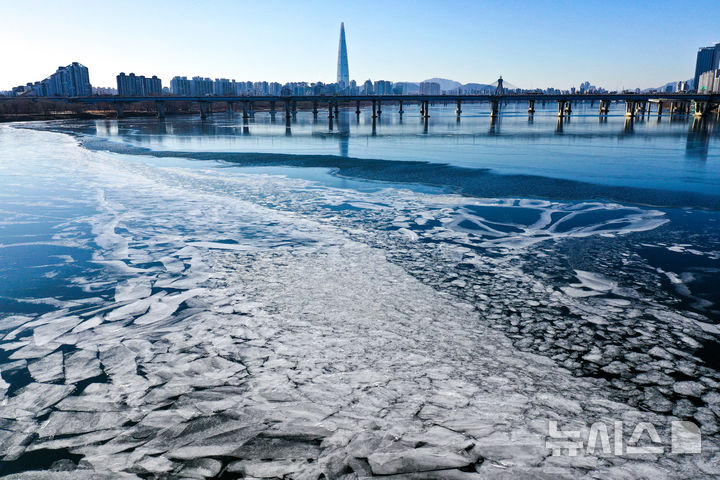 [서울=뉴시스] 황준선 기자 = 한파가 지속되고 있는 22일 서울 강동구 광나루 한강변의 강물이 얼어 있다. 2026.01.22. hwang@newsis.com
