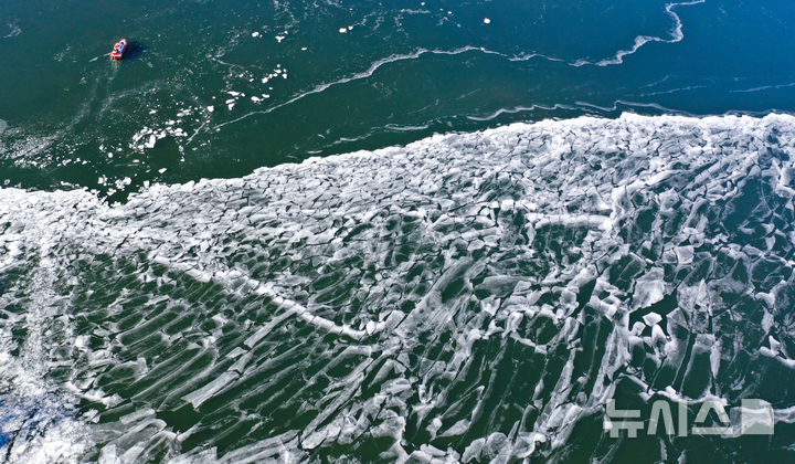 [서울=뉴시스] 황준선 기자 = 한파가 지속되고 있는 22일 서울 강동구 광나루 한강변의 강물이 얼어 있다. 2026.01.22. hwang@newsis.com