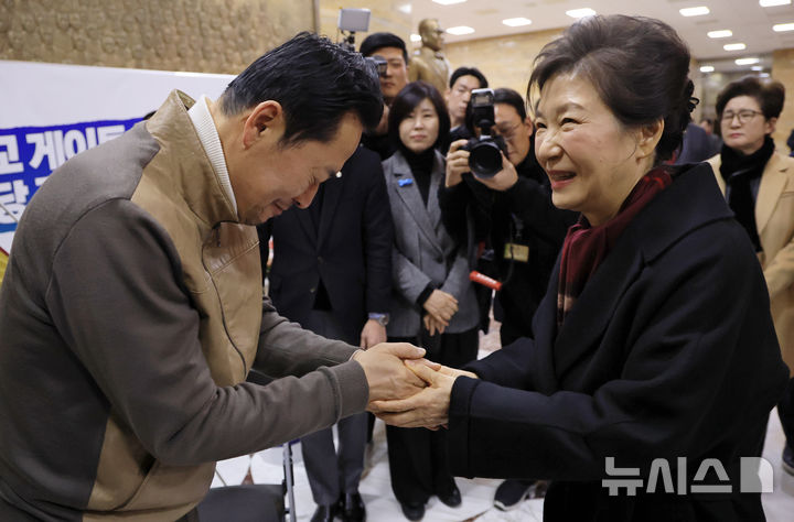 [서울=뉴시스] 김명년 기자 = 박근혜 전 대통령이 22일 서울 여의도 국회 로텐더홀 에서 통일교·공천헌금 '쌍특검' 수용을 촉구하며 단식농성중인 장동혁 국민의힘 대표를 찾아 손을 맞잡고 있다.(공동취재) 2026.01.22. photo@newsis.com