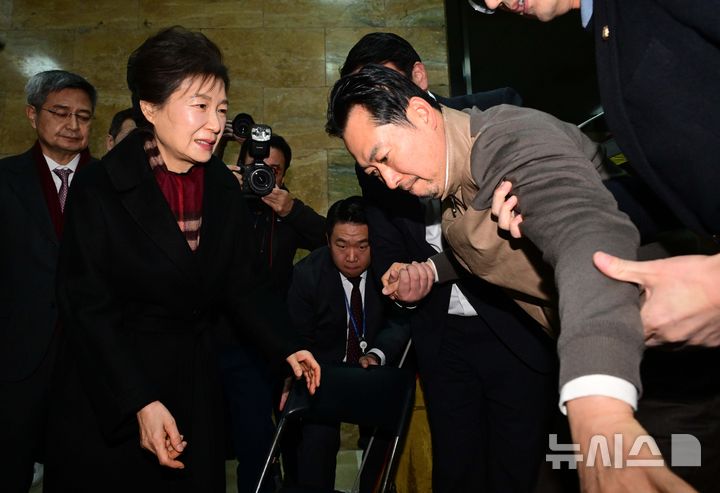 [서울=뉴시스] 김명년 기자 = 박근혜 전 대통령이 22일 서울 여의도 국회 로텐더홀 에서 통일교·공천헌금 '쌍특검' 수용을 촉구하며 단식농성중인 장동혁 국민의힘 대표를 찾아 일어나는 장 대표를 바라보고 있다.(공동취재) 2026.01.22. photo@newsis.com