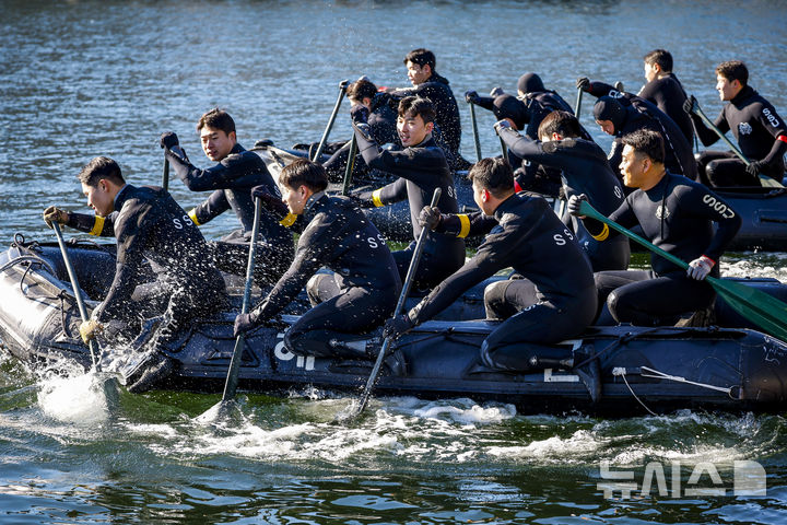 [창원=뉴시스] 정병혁 기자 = 해군 특수전전단 해난구조전대(SSU) 소속 심해잠수사들이 22일 경남 창원시 진해구 진해군항에서 열린 2026년 혹한기 내한훈련에서 고무보트 패들링를 하고 있다. 2026.01.22. jhope@newsis.com