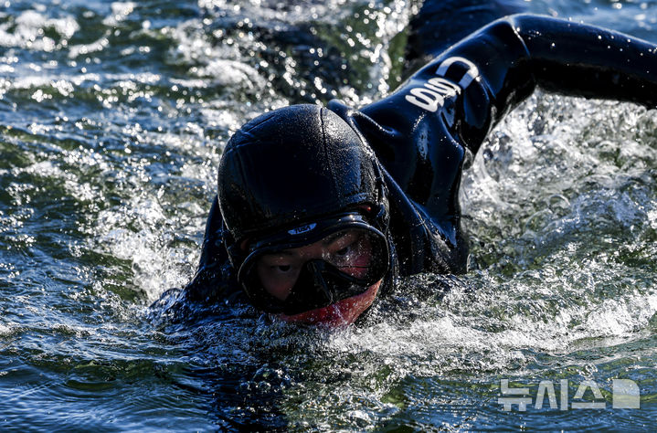 [창원=뉴시스] 정병혁 기자 = 해군 특수전전단 해난구조전대(SSU) 소속 심해잠수사들이 22일 경남 창원시 진해구 진해군항에서 열린 2026년 혹한기 내한훈련에서 오리발 수영을 하고 있다. 2026.01.22. jhope@newsis.com