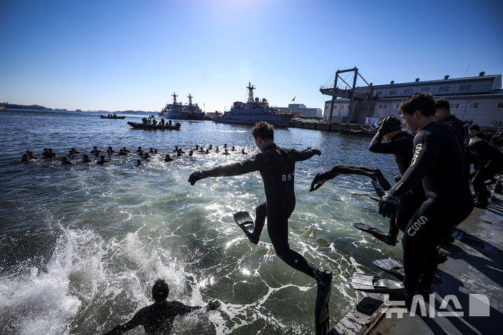 [창원=뉴시스] 정병혁 기자 = 해군 특수전전단 해난구조전대(SSU) 소속 심해잠수사들이 22일 경남 창원시 진해구 진해군항에서 열린 2026년 혹한기 내한훈련에서 바다에 입수하고 있다. 2026.01.22. jhope@newsis.com