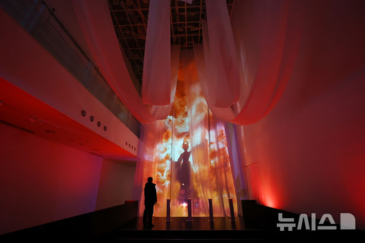 [서울=뉴시스] 최진석 기자 = 22일 서울 인사동 아라아트센터에서 열린 '쿠키런: 킹덤 아트 콜라보 프로젝트 특별전' 위대한 왕국의 유산 기자 공개에서 작품이 전시되어 있다. 이번 특별전은 그간 제작된 작품 10점을 미디어 아트가 접목된 인터랙티브 전시 형태로, 인사동 아라아트센터 지상 1층부터 지하 4층까지 약 860평에 달하는 공간을 활용해 오는 23일부터 4월 12일까지 계속된다. 2026.01.22. myjs@newsis.com