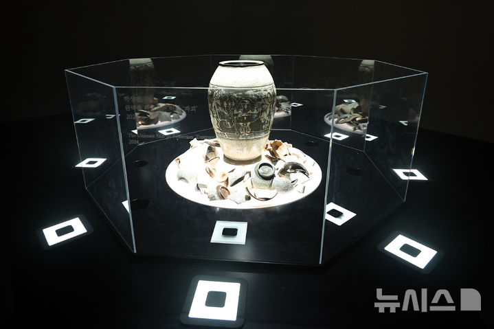 [서울=뉴시스] 최진석 기자 = 22일 서울 인사동 아라아트센터에서 열린 '쿠키런: 킹덤 아트 콜라보 프로젝트 특별전' 위대한 왕국의 유산 기자 공개에서 작품이 전시되어 있다. 이번 특별전은 그간 제작된 작품 10점을 미디어 아트가 접목된 인터랙티브 전시 형태로, 인사동 아라아트센터 지상 1층부터 지하 4층까지 약 860평에 달하는 공간을 활용해 오는 23일부터 4월 12일까지 계속된다. 2026.01.22. myjs@newsis.com