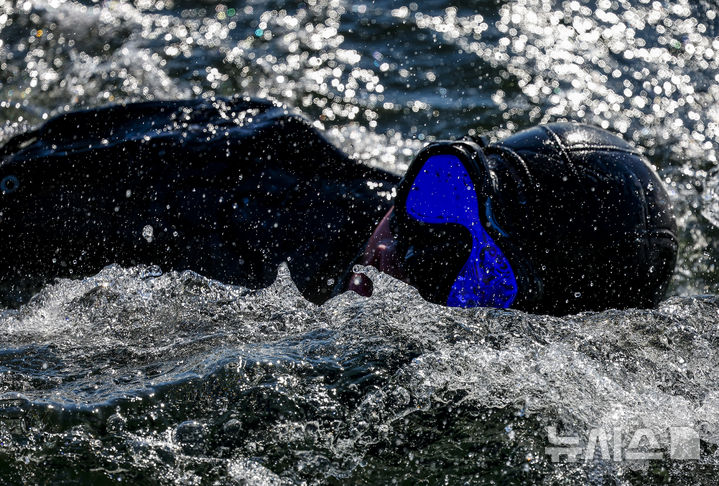 [창원=뉴시스] 정병혁 기자 = 해군 특수전전단 해난구조전대(SSU) 소속 심해잠수사들이 22일 경남 창원시 진해구 진해군항에서 열린 2026년 혹한기 내한훈련에서 오리발 수영을 하고 있다. 2026.01.22. jhope@newsis.com