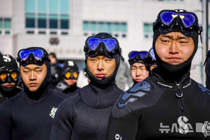 [창원=뉴시스] 정병혁 기자 = 해군 특수전전단 해난구조전대(SSU) 소속 심해잠수사들이 22일 경남 창원시 진해구 진해군항에서 열린 2026년 혹한기 내한훈련에서 오리발 수영을 위해 준비하고 있다. 2026.01.22. jhope@newsis.com