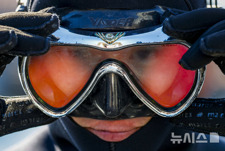 [창원=뉴시스] 정병혁 기자 = 해군 특수전전단 해난구조전대(SSU) 소속 심해잠수사들이 22일 경남 창원시 진해구 진해군항에서 열린 2026년 혹한기 내한훈련에서 오리발 수영을 위해 준비하고 있다. 2026.01.22. jhope@newsis.com