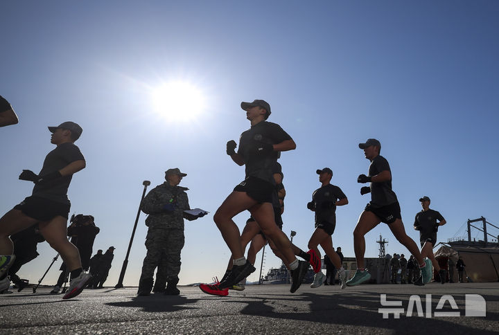 [창원=뉴시스] 정병혁 기자 = 해군 특수전전단 해난구조전대(SSU) 소속 심해잠수사들이 22일 경남 창원시 진해구 진해군항에서 열린 2026년 혹한기 내한훈련에서 경쟁달리기를 하고 있다. 2026.01.22. jhope@newsis.com