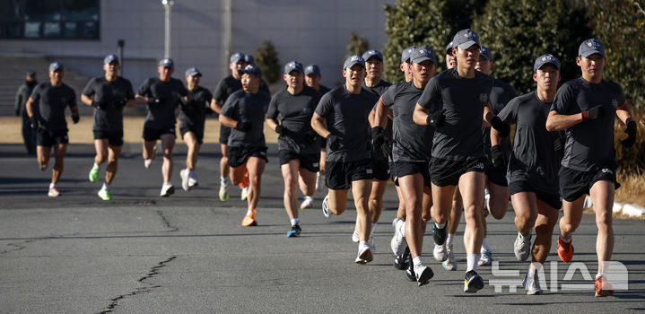 [창원=뉴시스] 정병혁 기자 = 해군 특수전전단 해난구조전대(SSU) 소속 심해잠수사들이 22일 경남 창원시 진해구 진해군항에서 열린 2026년 혹한기 내한훈련에서 경쟁달리기를 하고 있다. 2026.01.22. jhope@newsis.com