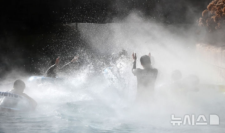 [용인=뉴시스] 김종택 기자 = 전국적으로 매서운 한파가 이어지고 있는 22일 경기 용인시 캐리비안 베이를 찾은 시민들이 수증기가 피어 오르는 야외 유수풀에서 즐거운 시간을 보내고 있다. 2026.01.22. jtk@newsis.com