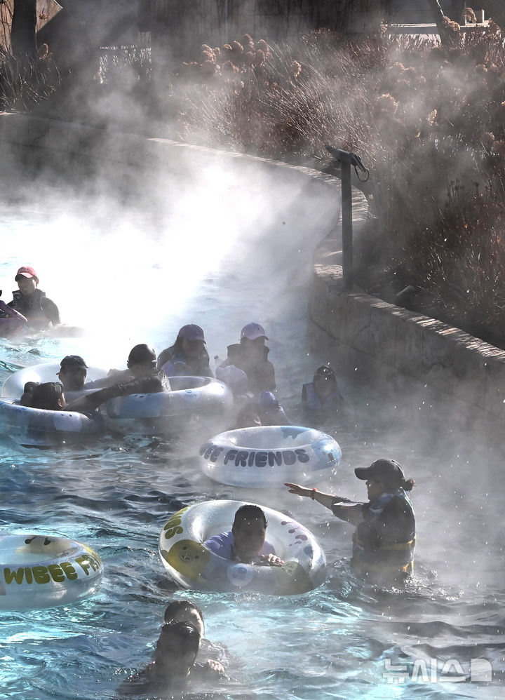 [용인=뉴시스] 김종택 기자 = 전국적으로 매서운 한파가 이어지고 있는 22일 경기 용인시 캐리비안 베이를 찾은 시민들이 수증기가 피어 오르는 야외 유수풀에서 즐거운 시간을 보내고 있다. 2026.01.22. jtk@newsis.com