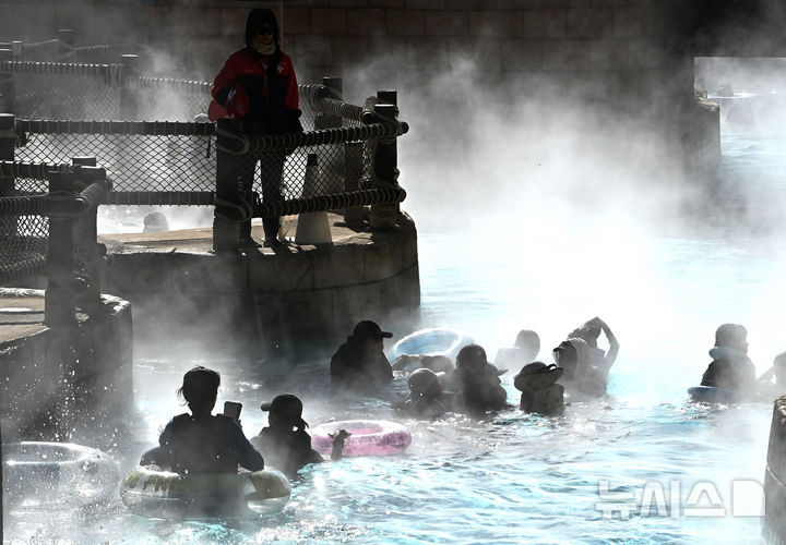 [용인=뉴시스] 김종택 기자 = 전국적으로 매서운 한파가 이어지고 있는 22일 경기 용인시 캐리비안 베이를 찾은 시민들이 수증기가 피어 오르는 야외 유수풀에서 즐거운 시간을 보내고 있다. 2026.01.22. jtk@newsis.com