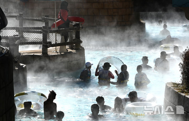 한파에 즐기는 야외 유수풀 [뉴시스Pic]