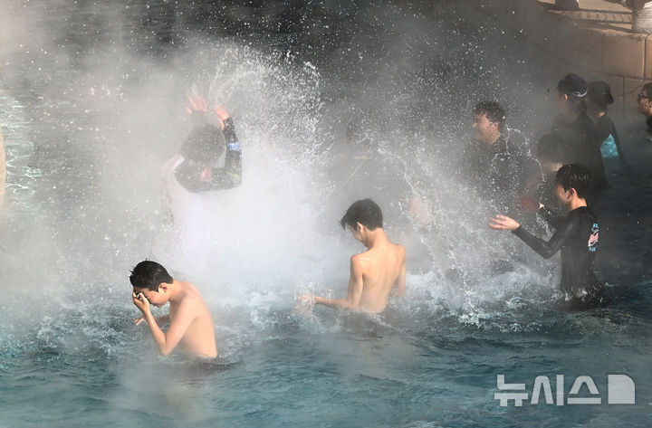 [용인=뉴시스] 김종택 기자 = 전국적으로 매서운 한파가 이어지고 있는 22일 경기 용인시 캐리비안 베이를 찾은 시민들이 수증기가 피어 오르는 야외 유수풀에서 즐거운 시간을 보내고 있다. 2026.01.22. jtk@newsis.com