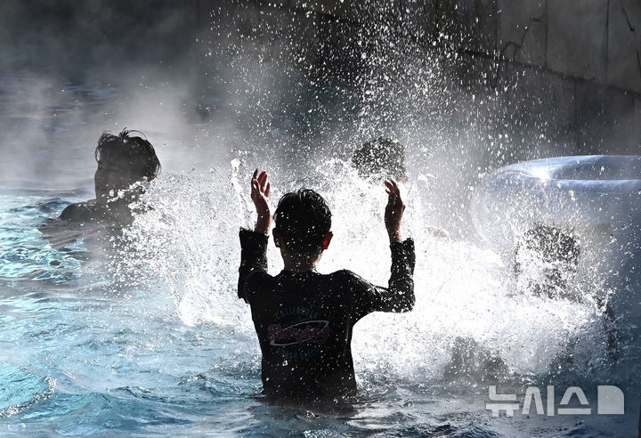 [용인=뉴시스] 김종택 기자 = 전국적으로 매서운 한파가 이어지고 있는 22일 경기 용인시 캐리비안 베이를 찾은 시민들이 수증기가 피어 오르는 야외 유수풀에서 즐거운 시간을 보내고 있다. 2026.01.22. jtk@newsis.com