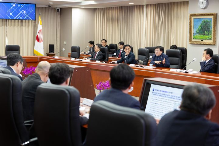 [서울=뉴시스] 김성환 기후에너지환경부 장관이 지난 1월 22일 전남 나주 한국전력에서 전력산업 및 기후테크·스타트업 육성방안 간담회를 하고 있다. (사진=기후에너지환경부 제공) 2026.03.04. photo@newsis.com *재판매 및 DB 금지
