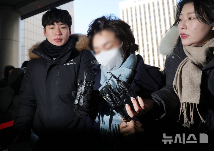 김병기 아내, 피의자 신분 경찰 출석…'공천헌금 의혹' 조사