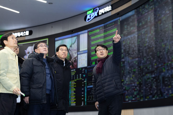 [서울=뉴시스] 김근수 기자 = 김성환 기후에너지환경부장관이 22일 전남 나주시 소재 전력거래소에서 동계 전력수급 상황을 점검하고 있다. (사진= 기후에너지환경부 제공) 2026.01.22. photo@newsis.com *재판매 및 DB 금지