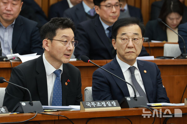 [서울=뉴시스] 고승민 기자 = 윤창렬 국무조정실장이 22일 서울 여의도 국회에서 열린 12.29 여객기 참사 진상규명을 위한 국정조사특별위원회 청문회에서 의원 질의에 답하고 있다. 2026.01.22. kkssmm99@newsis.com