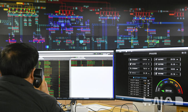 [수원=뉴시스] 김종택 기자 = 전국적으로 매서운 한파가 이어지고 있는 22일 경기 수원시 영통구 한국전력공사 경기지역본부 전력관리처 계통운영센터에서 관계자가 전력수급 상황을 주시하고 있다. (공동취재) 2026.01.22. photo@newsis.com