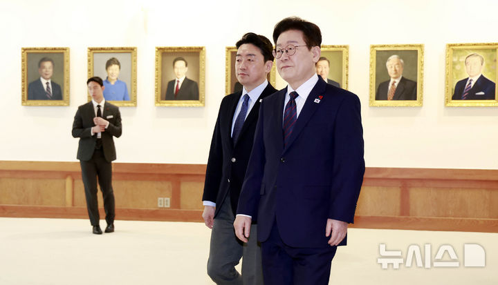 [서울=뉴시스] 최동준 기자 = 이재명 대통령이 22일 청와대에서 열린 수석보좌관회의에 입장하고 있다. 2026.01.22. photocdj@newsis.com