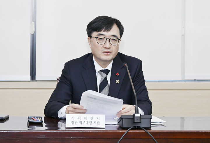 [서울=뉴시스] 김근수 기자 = 임기근 기획예산처 장관 직무대행 차관이 22일 오후 서울 종로구 정부서울청사에서 열린 '재정구조 혁신 전담반 2차 점검회의'에서 모두발언을 하고 있다. (사진= 기획예산처 제공) 2026.01.22. photo@newsis.com *재판매 및 DB 금지