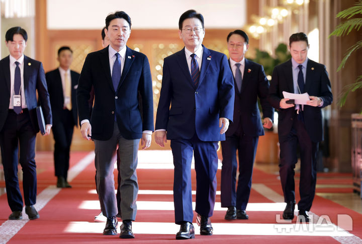 [서울=뉴시스] 최동준 기자 = 이재명 대통령과 강훈식 비서실장이 22일 청와대에서 열린 수석보좌관회의에 참석하고 있다. 2026.01.22. photocdj@newsis.com