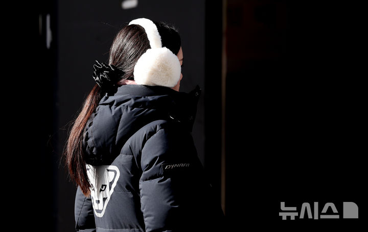 [대구=뉴시스] 이무열 기자 = 연일 강추위가 이어지고 있는 22일 대구 중구 동성로에서 두꺼운 옷차림을 한 시민이 이동하고 있다. 2026.01.22. lmy@newsis.com