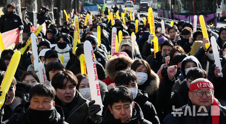 [서울=뉴시스] 박주성 기자 = 전국철도노동조합이 22일 오후 서울 청와대 앞에서 철도산재 근본대책 마련! 책임전가 안전실명제 반대! 현장인력 감축 저지! 운수-시설-전기 확대간부 결의대회를 하고 있다. 2026.01.22. park7691@newsis.com