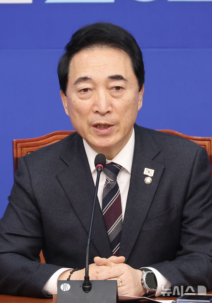 [서울=뉴시스] 조성봉 기자 = 박수현 더불어민주당 수석대변인이 22일 서울 여의도 국회에서 정청래 대표가 조국혁신당에 합당을 제안한 것과 관련해 취재진의 질문에 답변하고 있다. 2026.01.22. suncho21@newsis.com