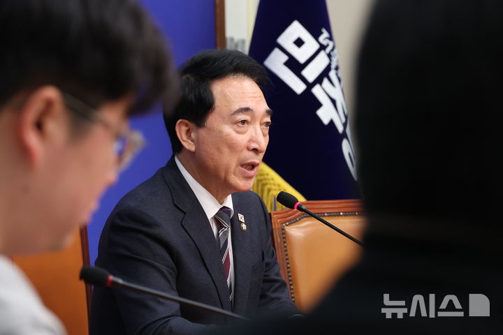 [서울=뉴시스] 조성봉 기자 = 박수현 더불어민주당 수석대변인이 22일 서울 여의도 국회에서 정청래 대표가 조국혁신당에 합당을 제안한 것과 관련해 취재진의 질문에 답변하고 있다. 2026.01.22. suncho21@newsis.com